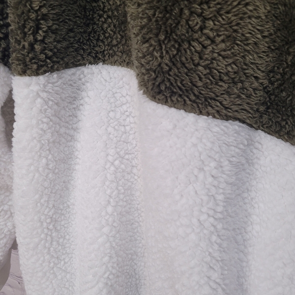 Green‎ and White XL Sherpa Pull-over Hoodie - Picture 2 of 4